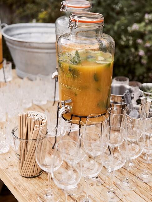 drankjes op tuintafel