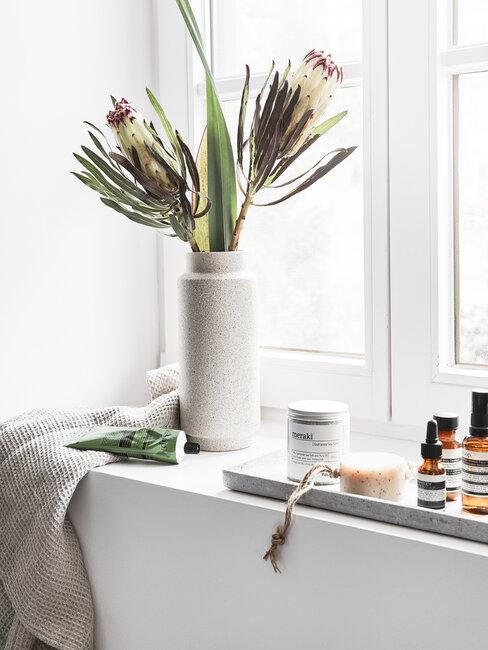 vaas met bloemen op toilet