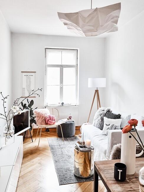 Wit met roze woonkamer met een witte televisie