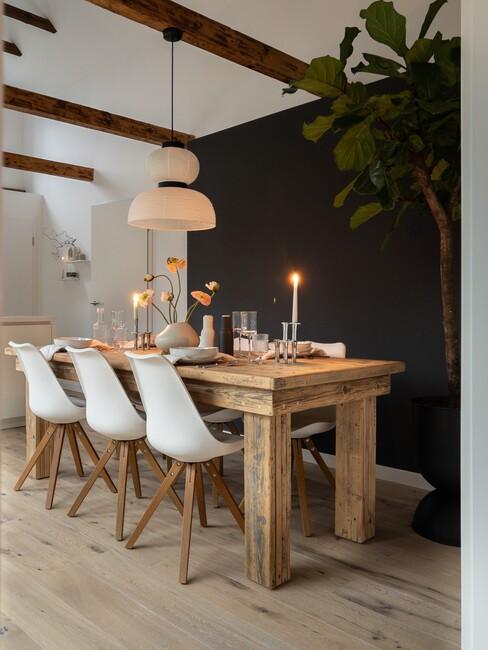 krijtverf muur met houten tafel en witte stoelen