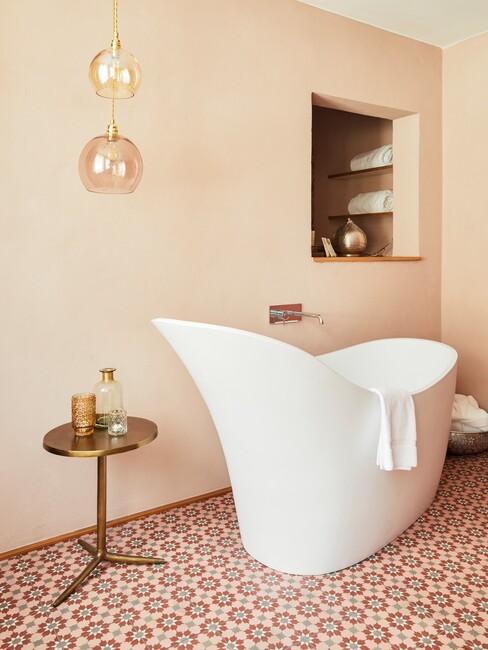 Retro badkamer met rode tegels