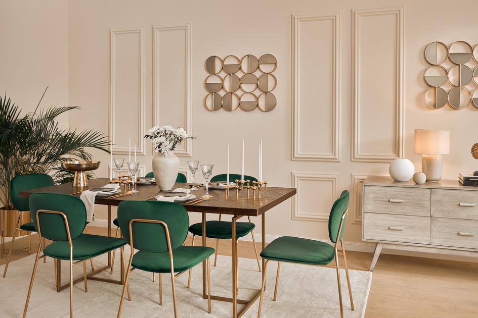 trendkleur groen in de eetkamer met gouden accessoires