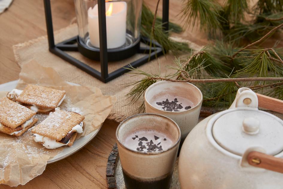 twee mokjes met warme drank en een theepot en lantaarn