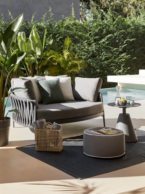 industriële tuin met grijze loungeset
