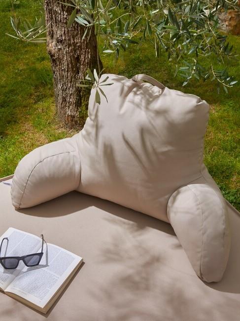 Beige lounge poef met een olijfboom