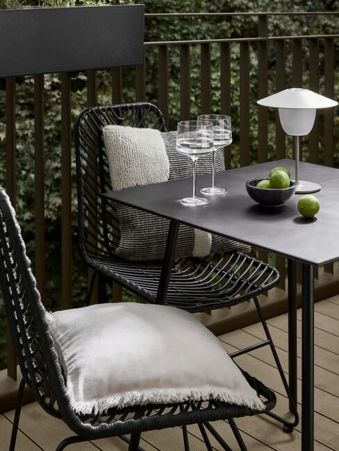 industriële tuin met zwarte stoelen