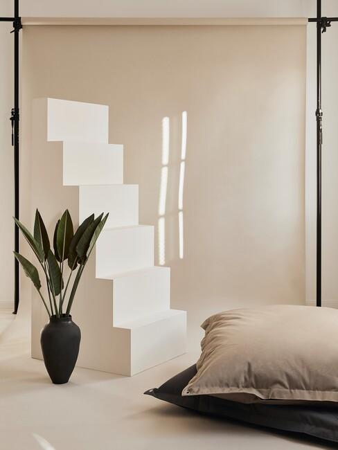 scandinavische tuin met beige zitzak