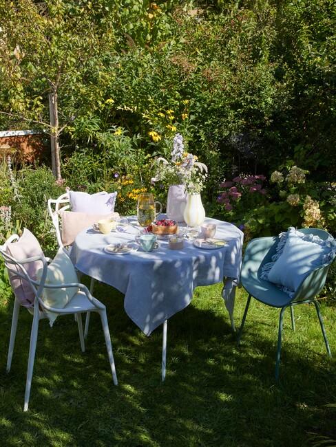 Witte ronde tafel met een witte stoel
