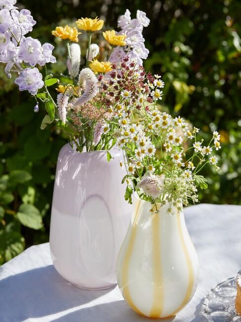 scandinavische tuin met een witte met gele vaas