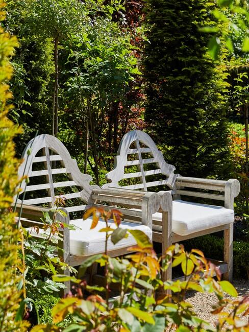 duurzame-tuin_15 duurzame tuin met houten stoelen in een groene omgeving