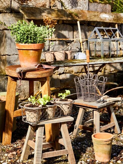Houten krukken met plantenpotten