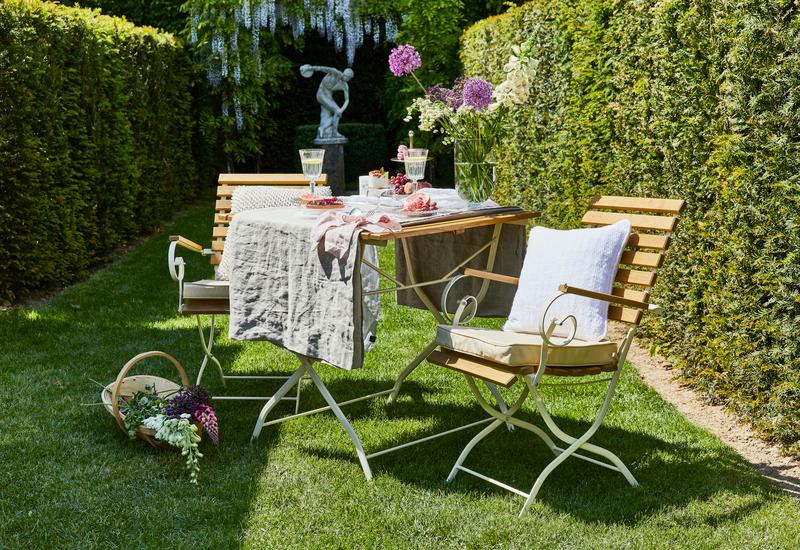 duurzame tuin met houten tuinset en natuurlijke materialen