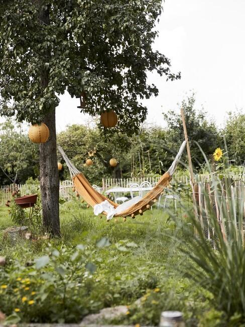 duurzame tuin met een gele hangmat