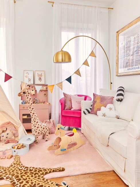 speelhoek in de woonkamer met gouden en roze accenten