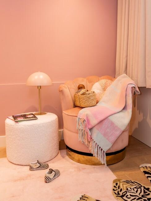 plaid op roze fauteuil