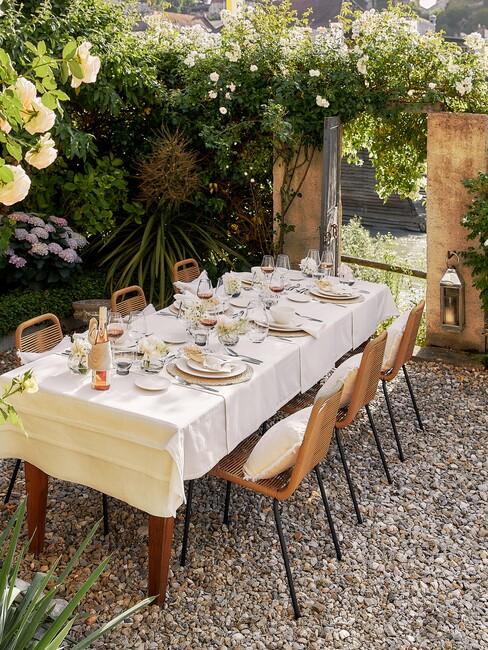 houten eettafel met eettafelstoelen