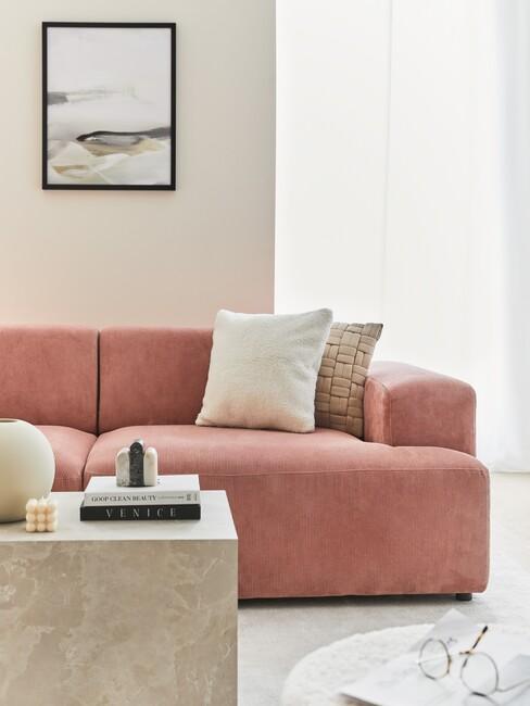 sierkussen combinaties met beige en wit op een roze bank