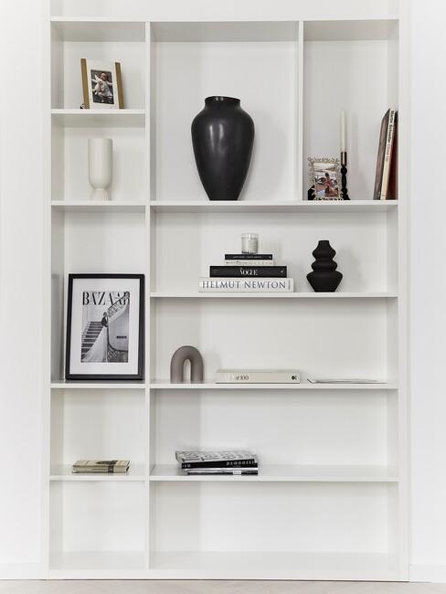 decoratieve boeken in een witte kast