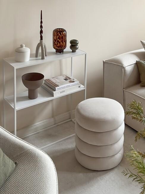 decoratieve boeken in witte kast