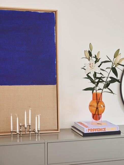 decoratieve boeken op dressoir