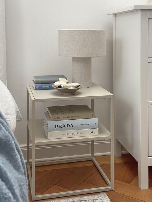 decoratieve boeken in een beige nachtkastje