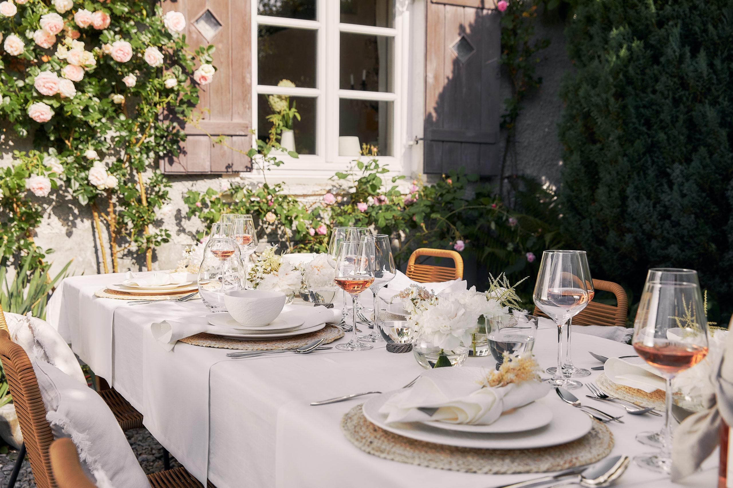 gedekte tafel in tuin