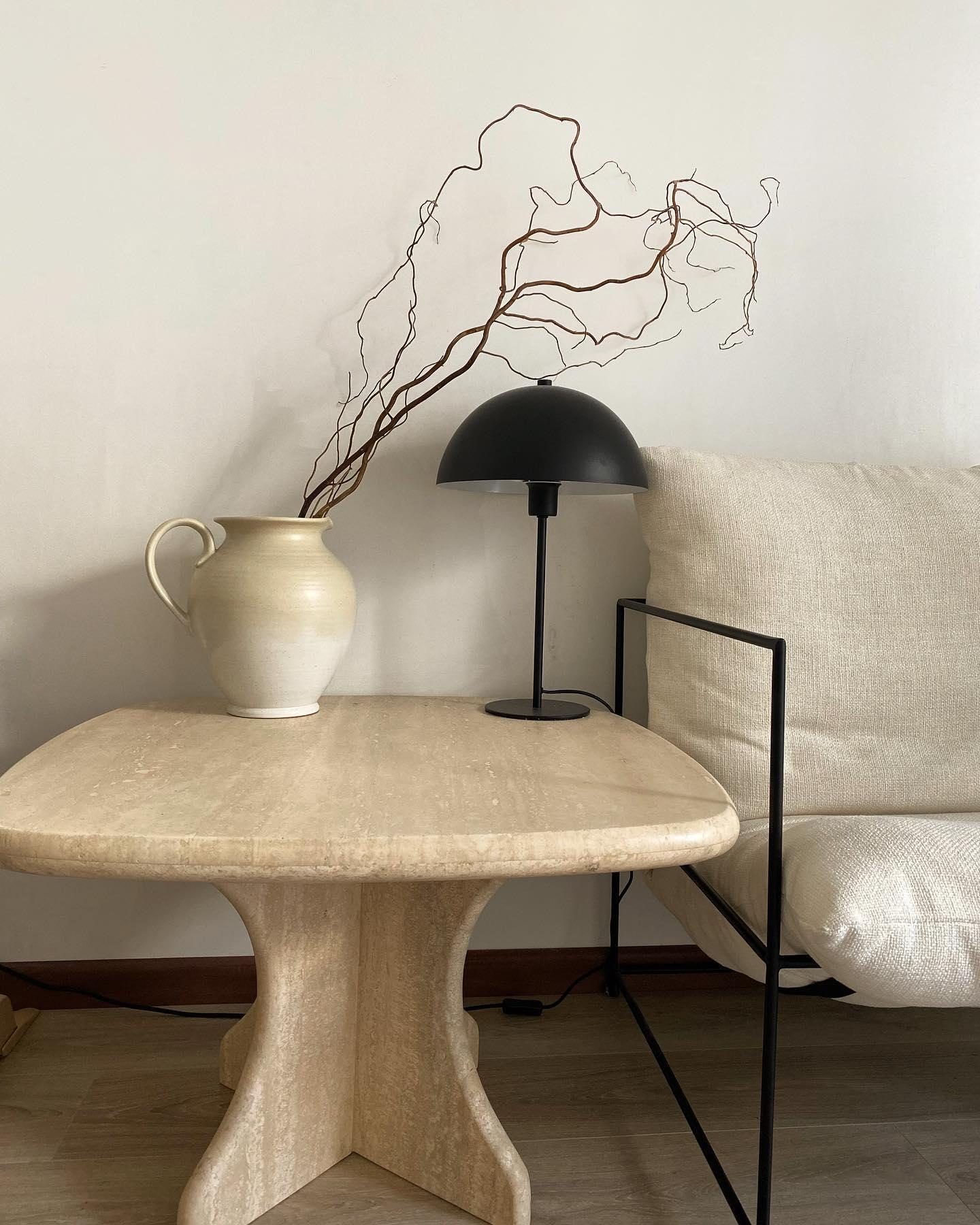 Aziatisch interieur met marmere tafel