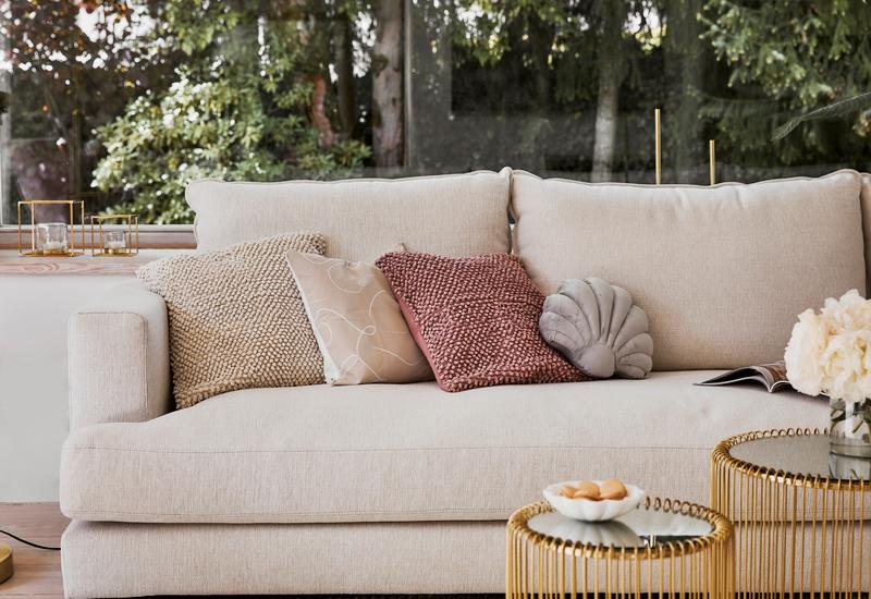 oesterschelp op een gouden tafel met beige bank