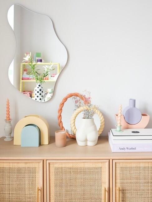 leuke dingen voor in je kamer houten kast met gekleurde vazen