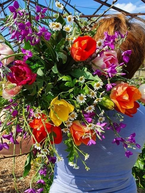 Gekleurd boeket op een schouder van een vrouw