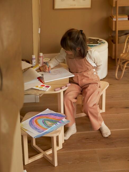 dochter knutselt voor vaderdag