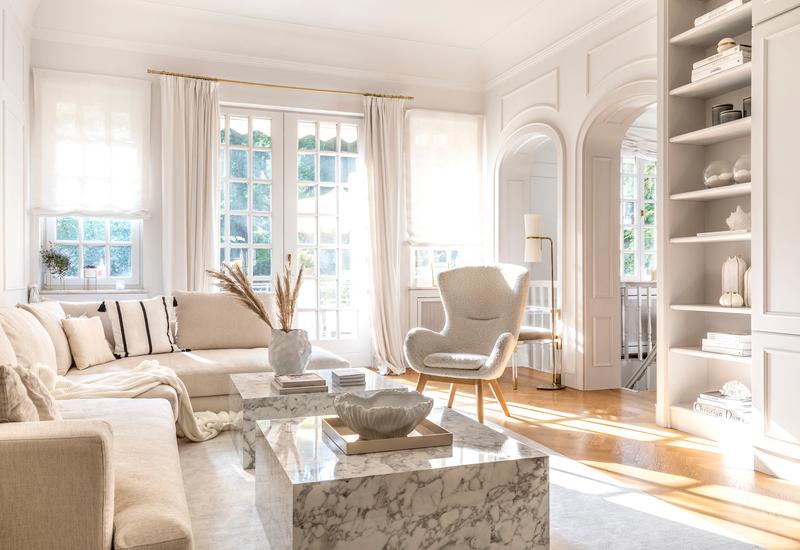 raambekleding openslaande deuren in een beige woonkamer