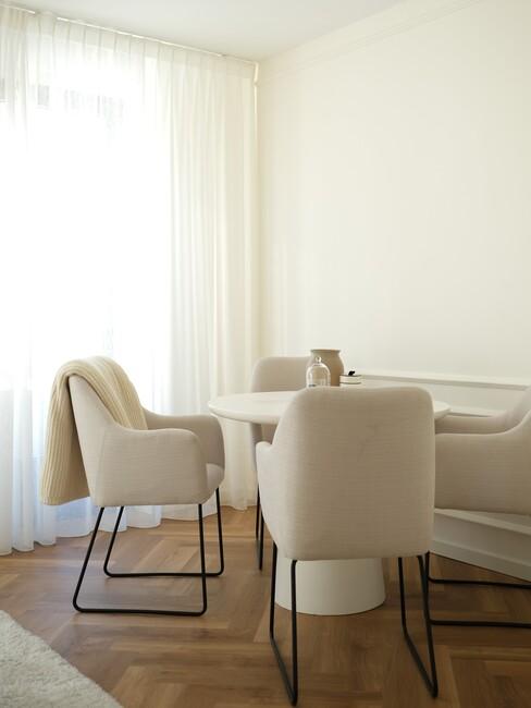 raambekleding openslaande deuren met beige stoelen
