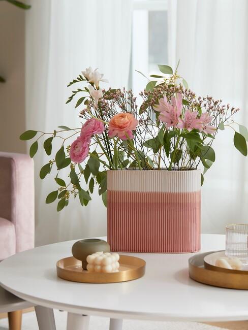 roze vaas op witte tafel