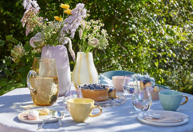 tafel met vazen en servies