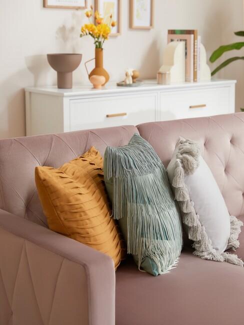 zeegroen kussen met een roze bank