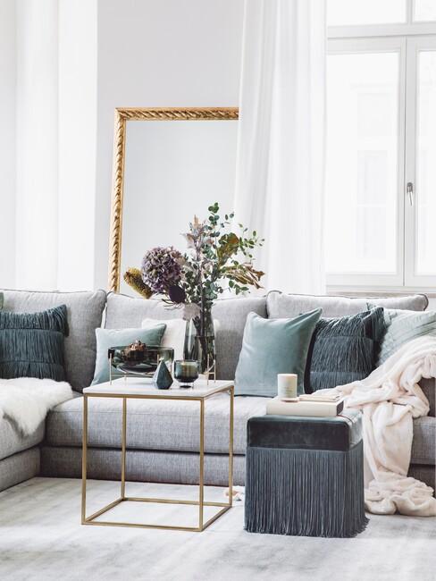 zeegroene kussens op een grijze bank