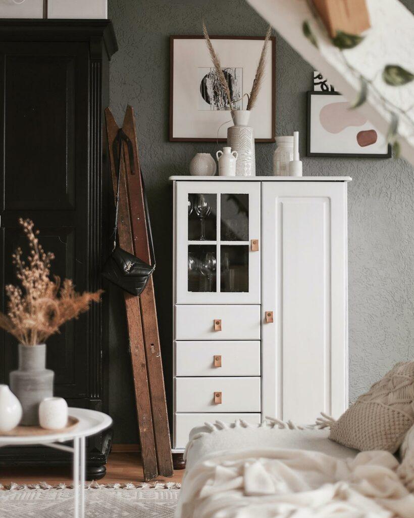 upcycling met een houten trap en witte kast