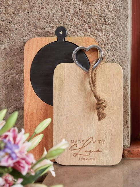 Landelijke accessoires in de keuken: een serveerplank van hout