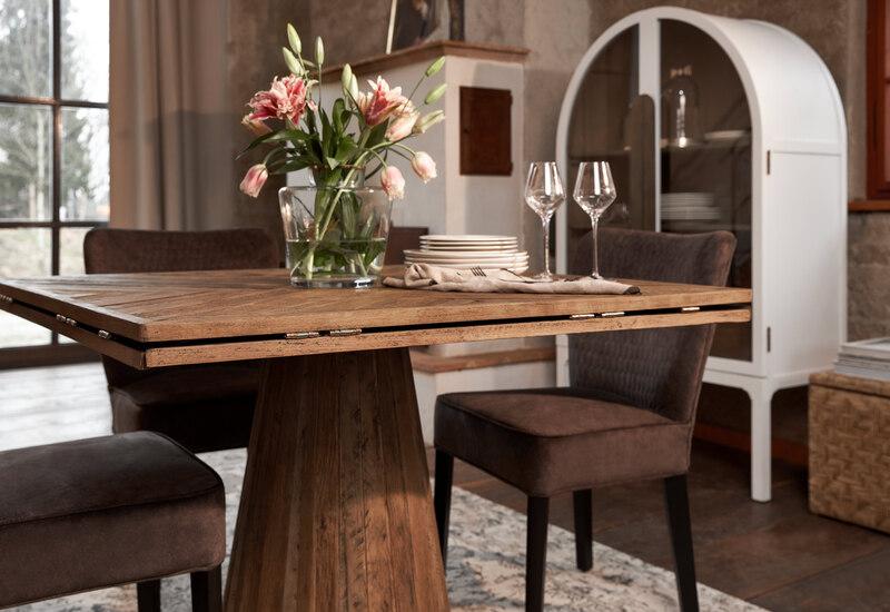 eethoek met houten tafel en bruine stoelen