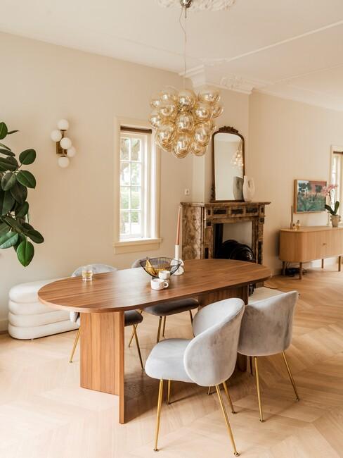open keuken met houten ovale eettafel met glazen hanglamp