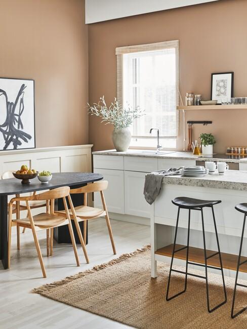 open keuken met houten stoelen