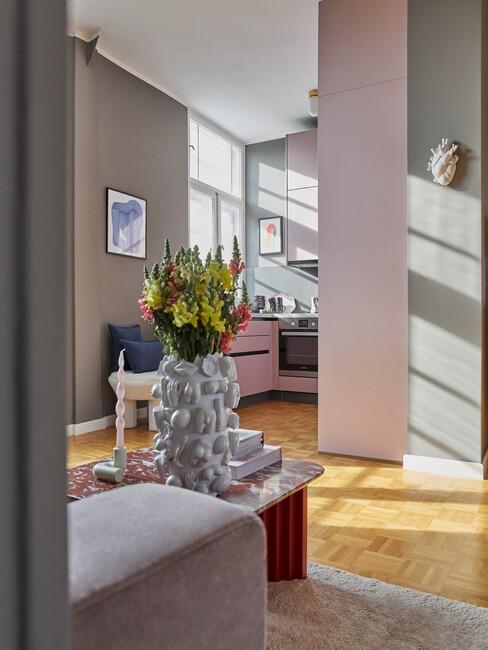 roze open keuken met houten vloer
