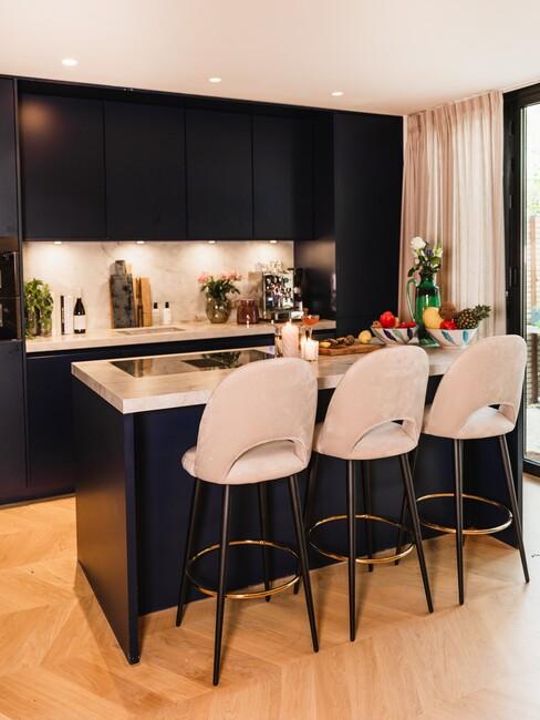 zwarte open keuken in glam stijl met witte barkrukken