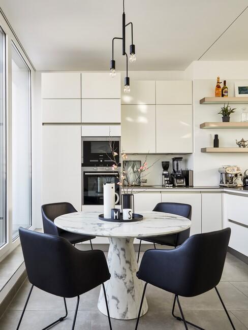 Witte keuken met ronde tafel