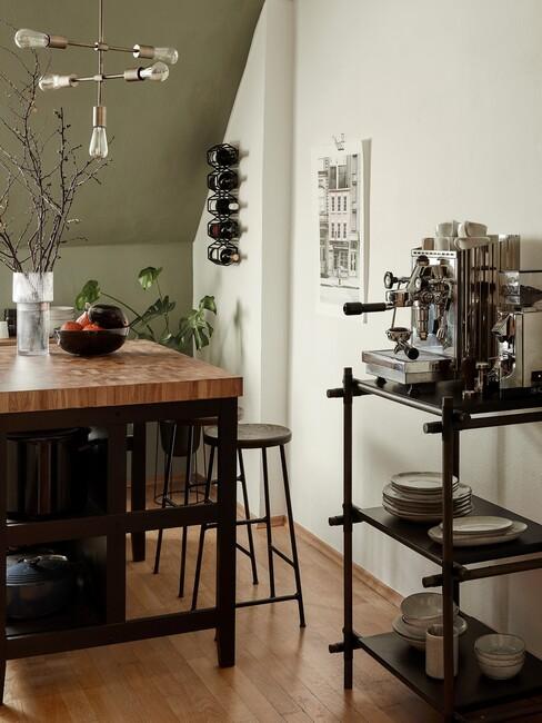 Houten keuken met barkrukken