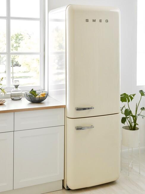 Keuken op maat wit met creme koelkast