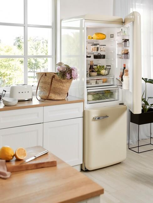 Witte keuken met creme kleur koelkast