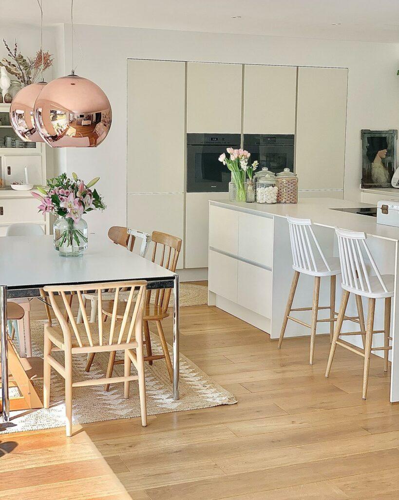 Witte keuken met houten vloer