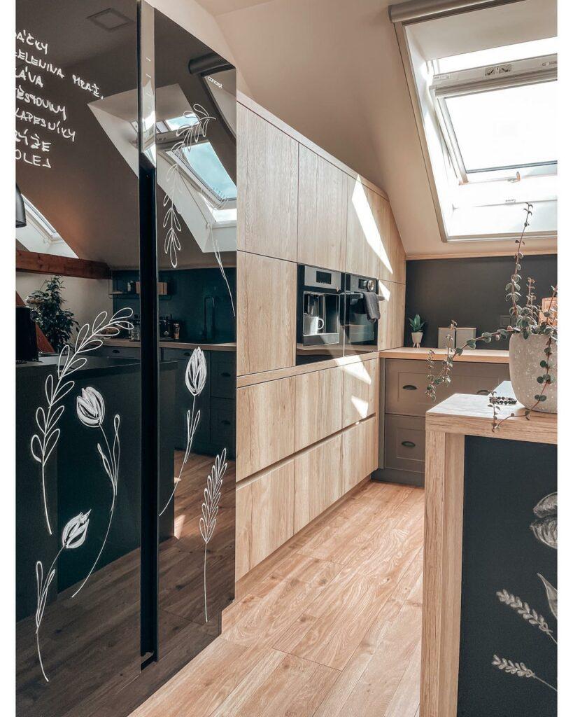 Houten keuken met zwarte kast